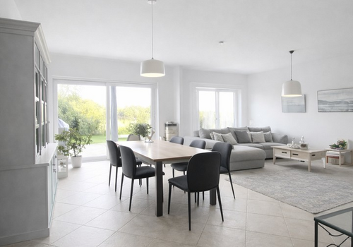Großzügiges Wohnzimmer, EG