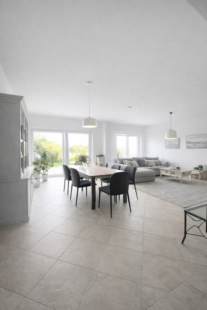 Großzügiges Wohnzimmer, EG