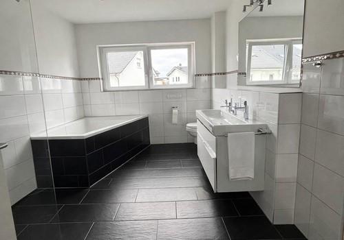 Duschbad mit Badewanne, 1. OG