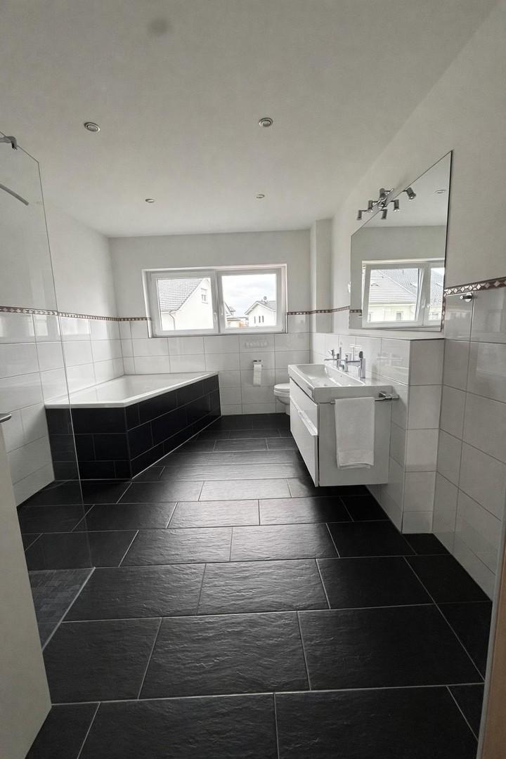 Duschbad mit Badewanne, 1. OG