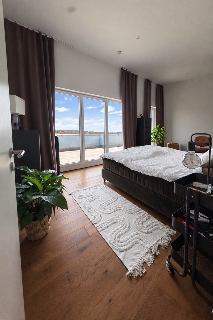 großzügiges Schlafzimmer 2.OG