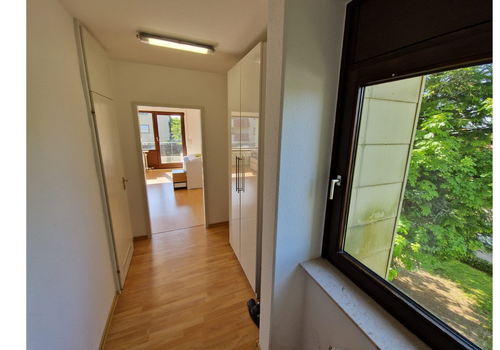 links Bad, geradeaus Zimmer re