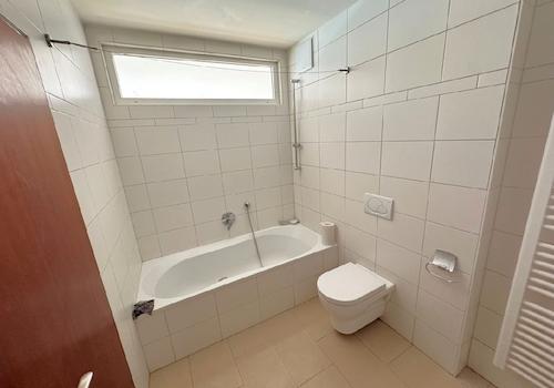 TGL-Bad mit Wanne und...