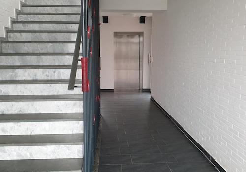 Treppenhaus mit Fahrstuhl