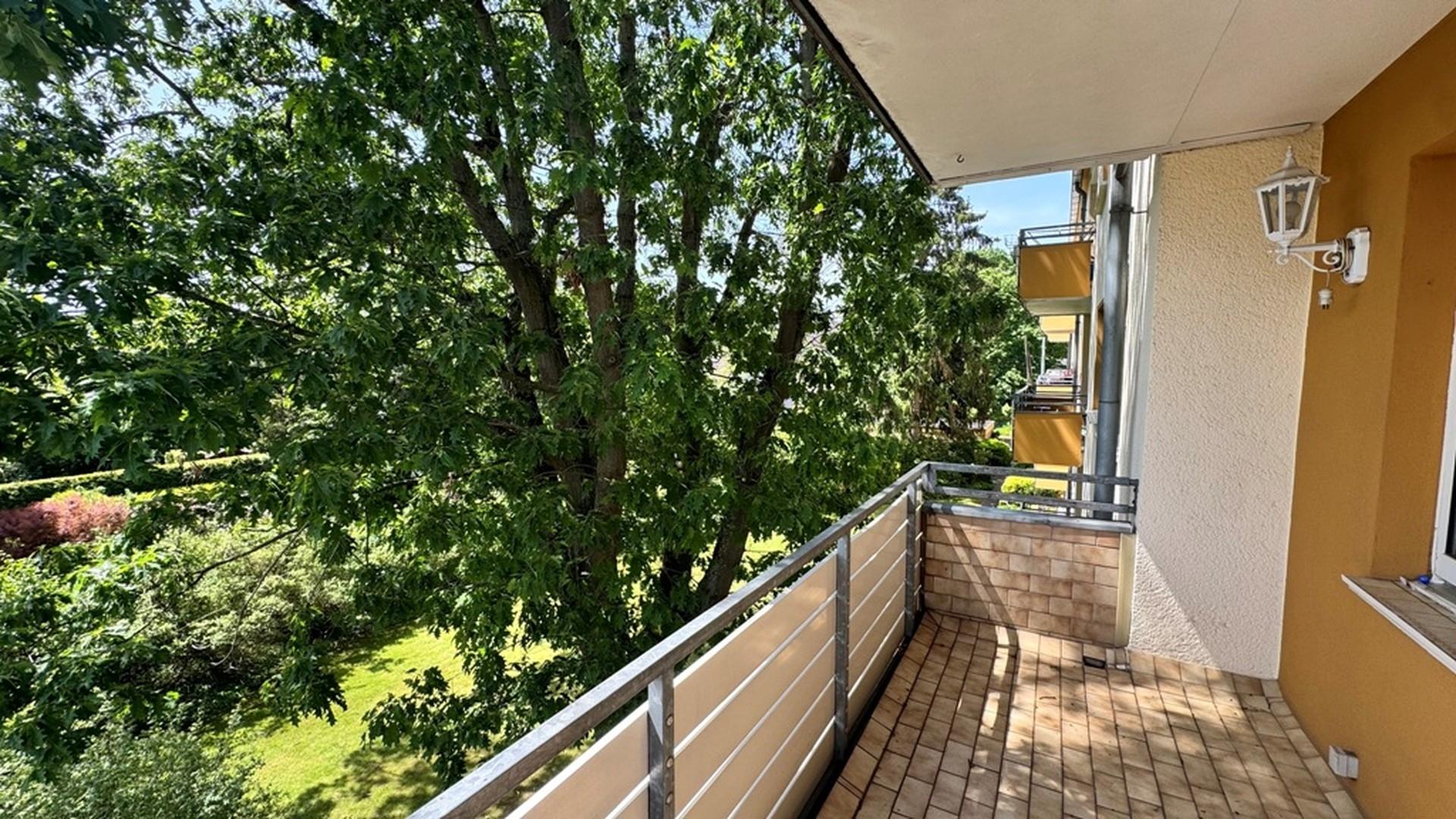 Blick vom Balkon ins Grüne