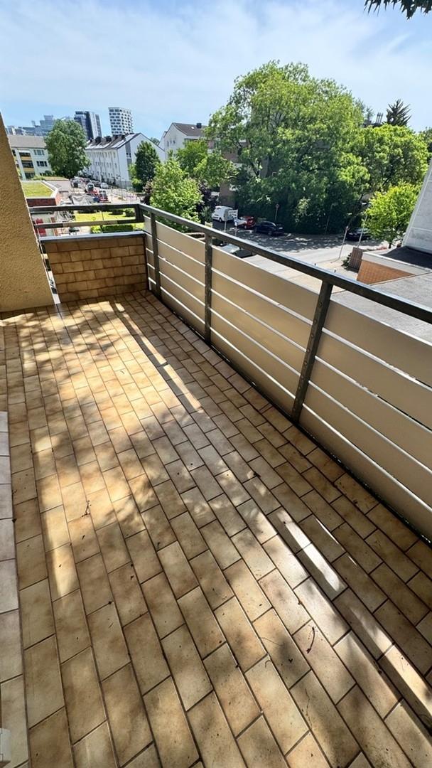 großer Balkon, seitlich