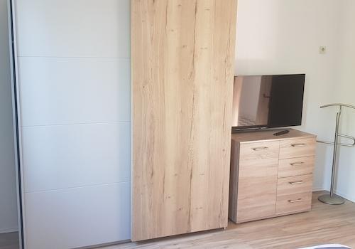 Kleiderschank und Smart TV 