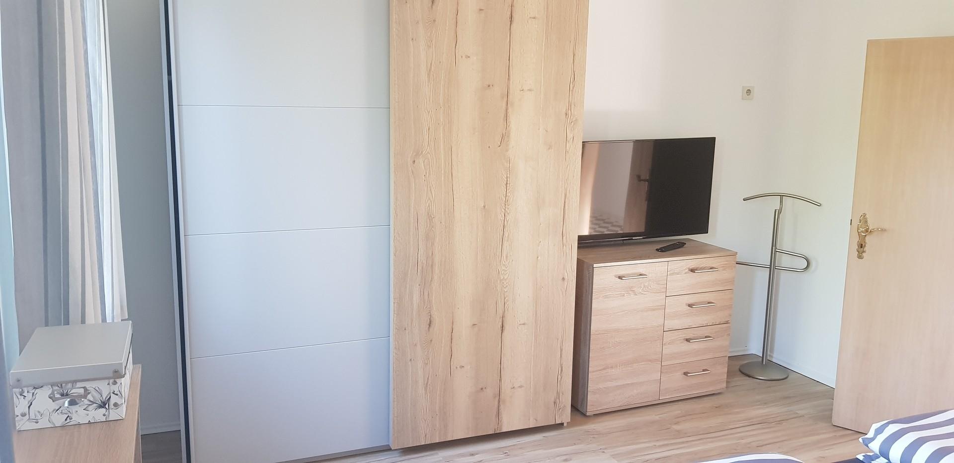 Kleiderschank und Smart TV 