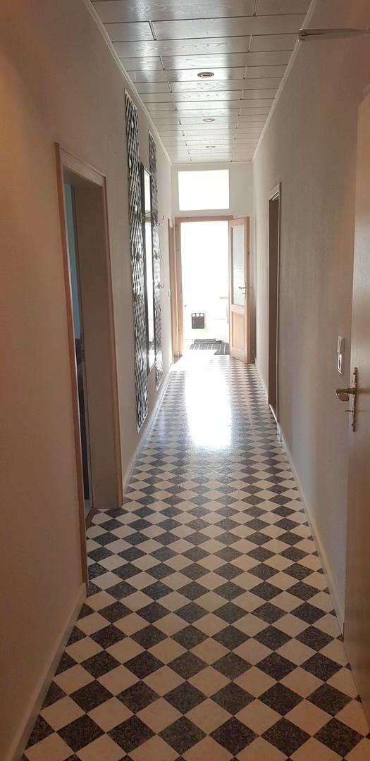 Flur mit zweiter Garderobe