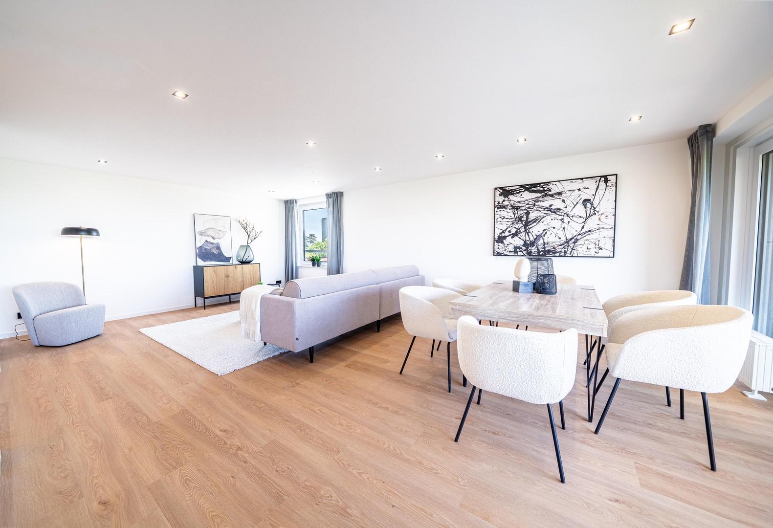 Wohnzimmer & Esszimmer 1