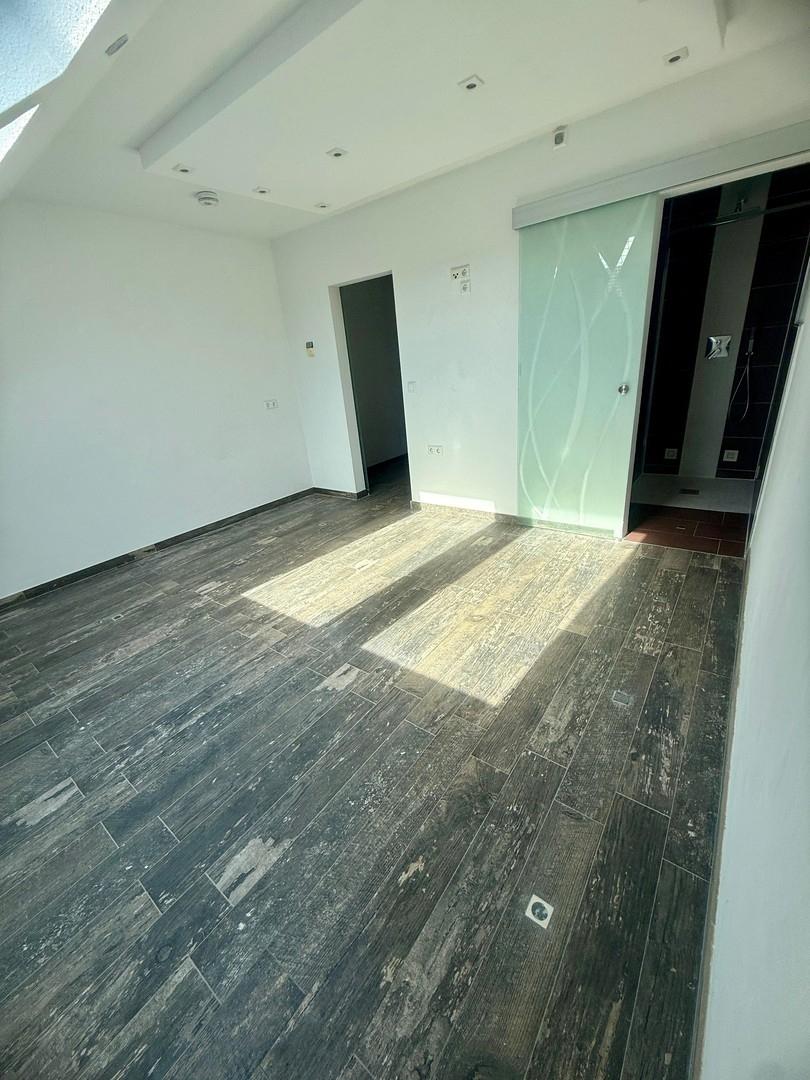 Schlafzimmer mit Blick zum Bad