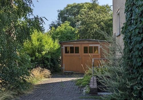 Hof und Garage