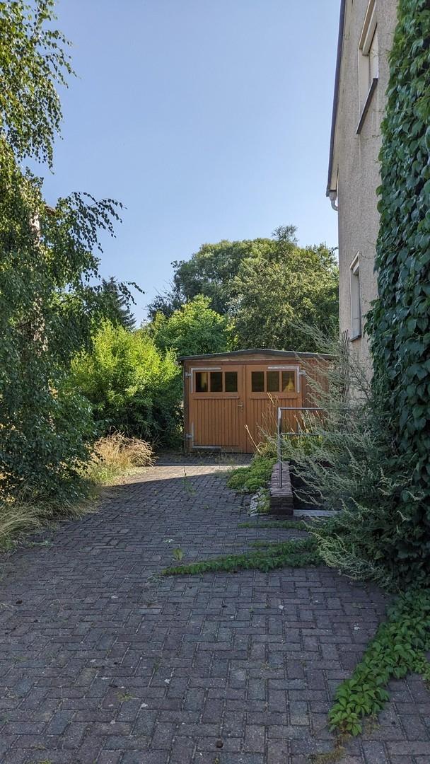 Hof und Garage