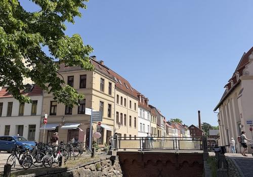 Ansicht mit Grube und Brücke