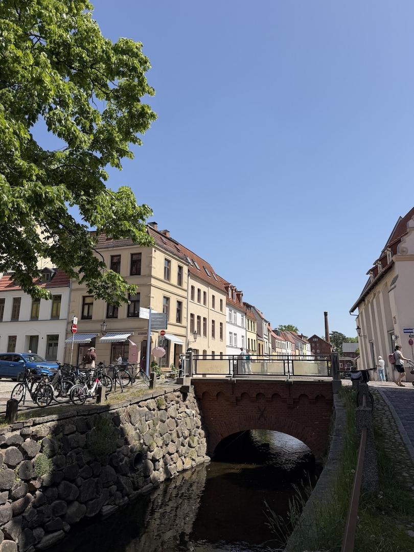 Ansicht mit Grube und Brücke