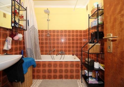 Badezimmer mit Badewanne
