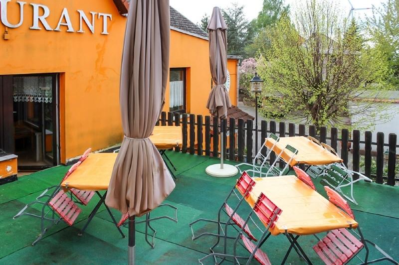 Terrasse mit Zugang zum Restaurant
