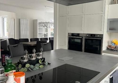 Blick von Küche ins Esszimmer