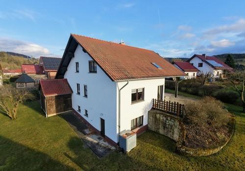 Hausfassade /Holzstall /Garten
