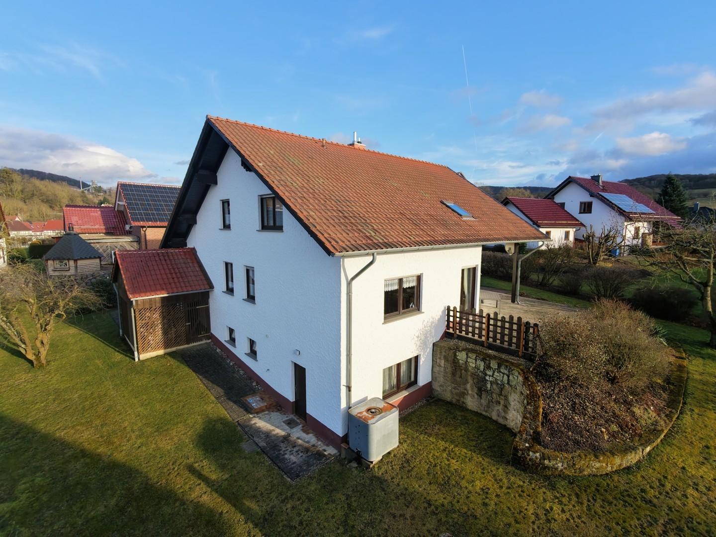 Hausfassade /Holzstall /Garten