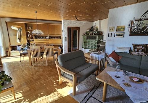 Wohnzimmer mit Kachelofen