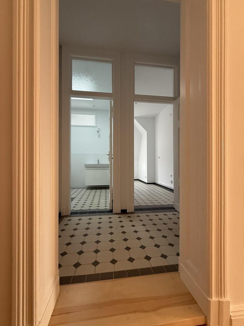 Blick in Bad und Küche
