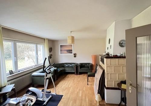 Wohnzimmer mit Kachelofen