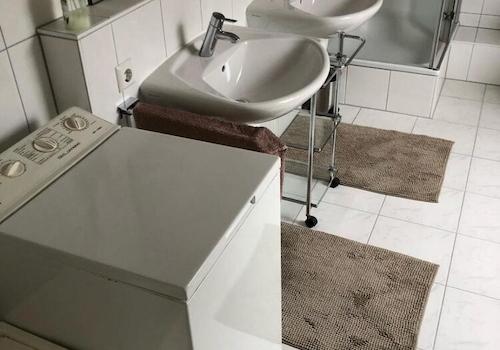 Großes Badezimmer mit Waschtrockner
