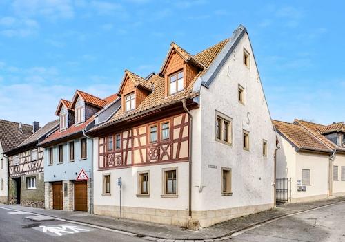 Wohnhaus - Straßenansicht