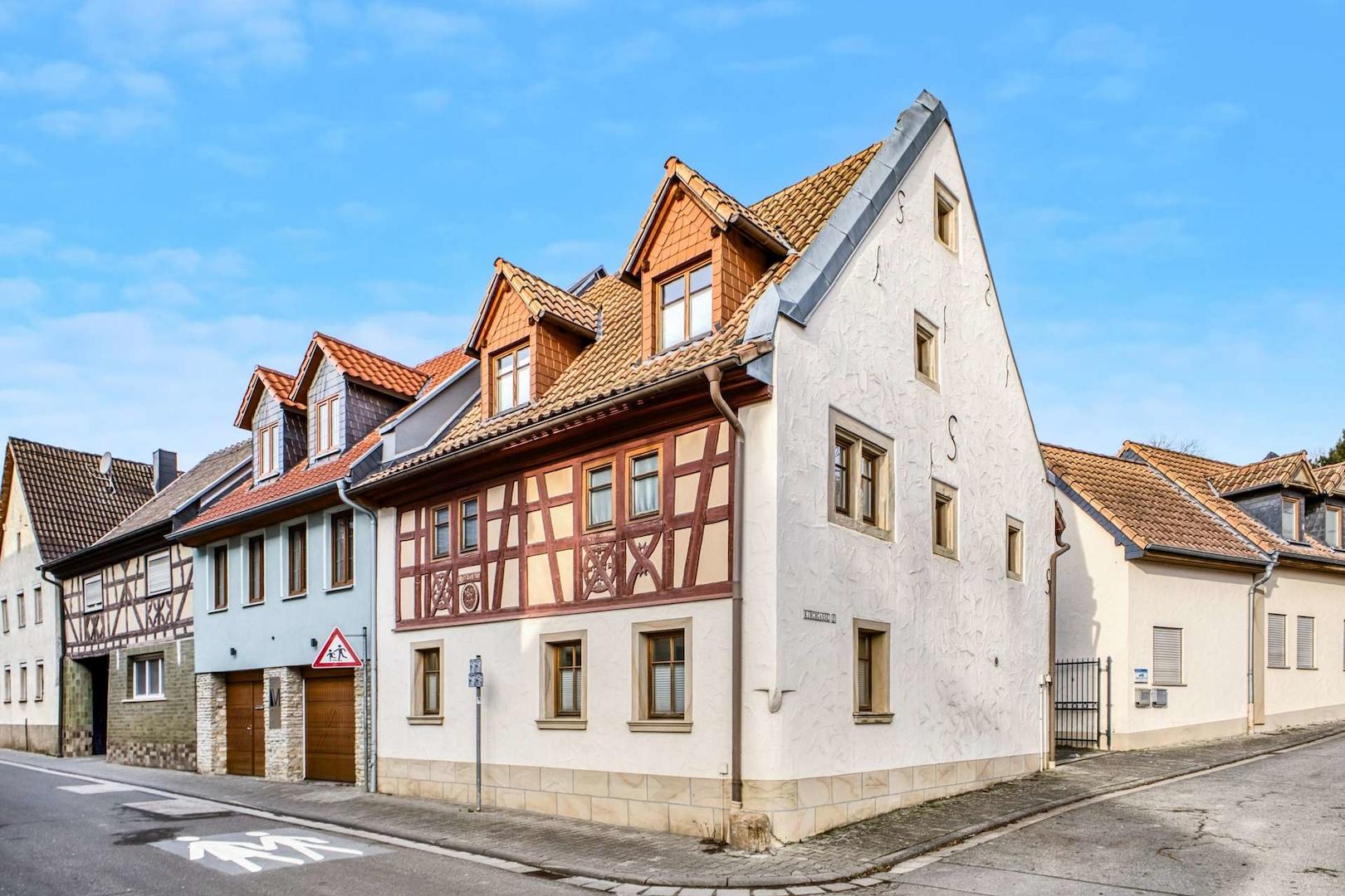 Wohnhaus - Straßenansicht
