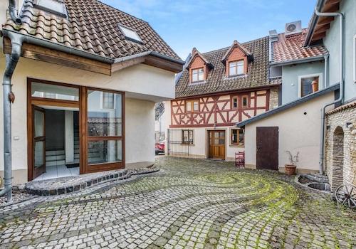 Bürogebäude (li.) u. Wohnhaus