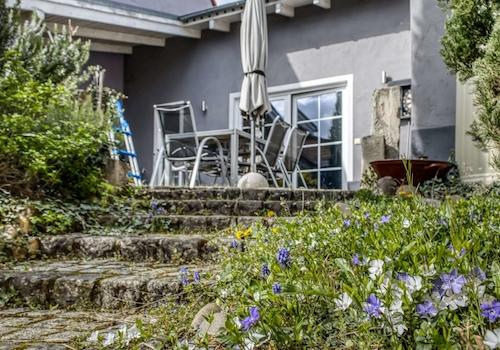 Terrasse und Gartenhaus