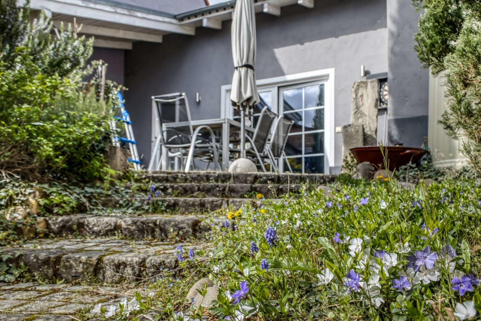 Terrasse und Gartenhaus