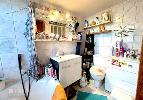 Badezimmer mit Dusche