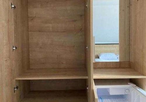 Ankleidebereich mit Minikühlschrank