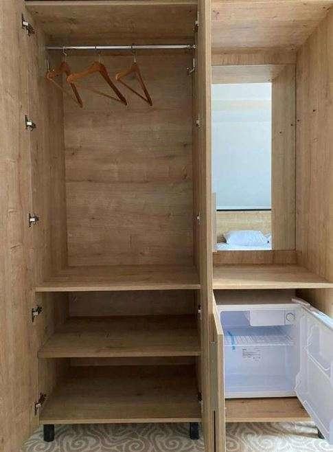 Ankleidebereich mit Minikühlschrank