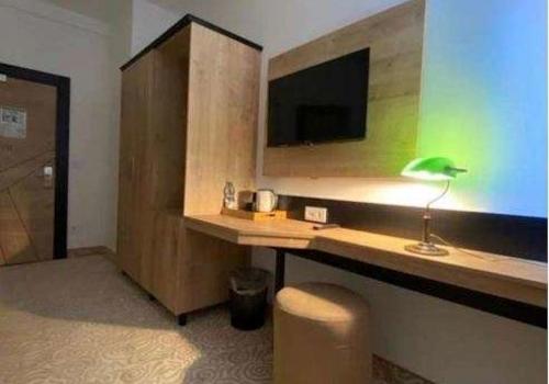 Arbeitsbereich im Gästezimmer mit TV