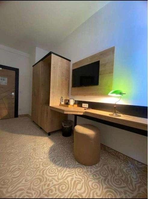 Arbeitsbereich im Gästezimmer mit TV