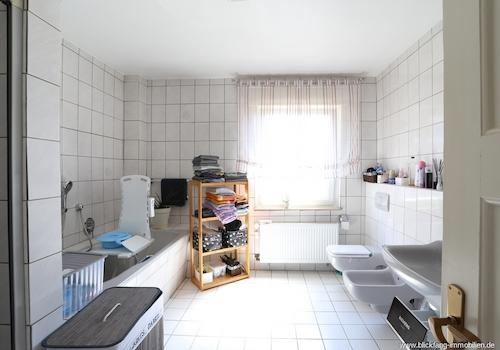 Wannen- und Duschbad mit Tageslicht