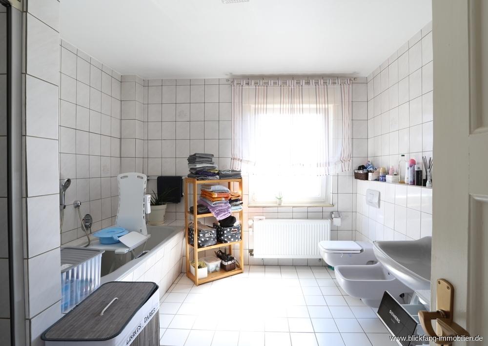 Wannen- und Duschbad mit Tageslicht