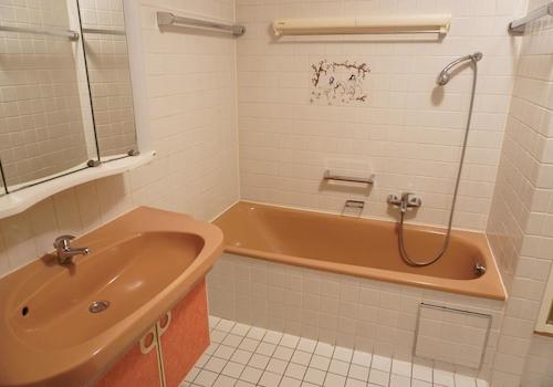 Bad m. Wanne und Dusche 