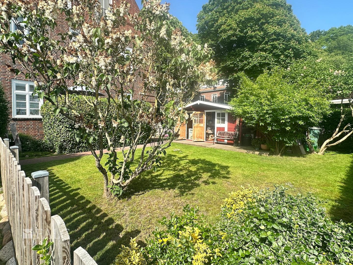 Garten mit Gartenhaus