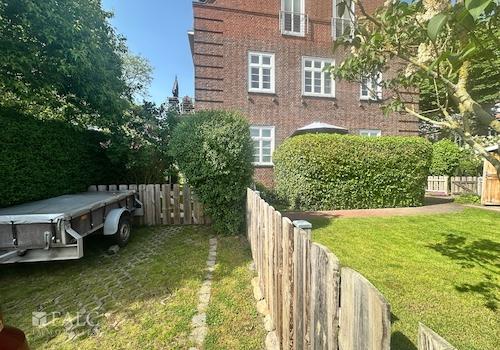 Steelplatz mit Blick in den Garten