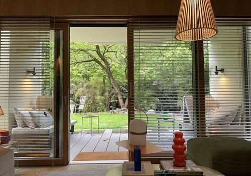 Blick aus Wohnzimmer in Garten