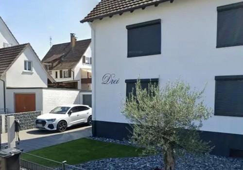 Haus mit Parkplatz Ansicht Str