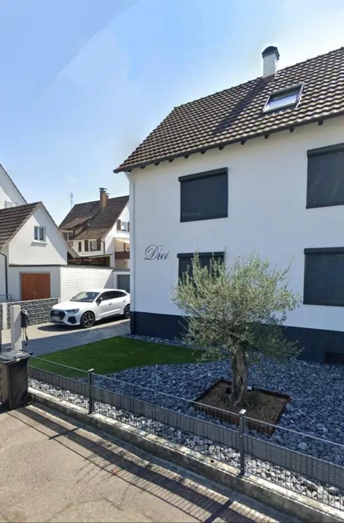 Haus mit Parkplatz Ansicht Str