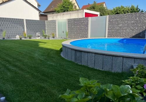 Garten mit Pool.