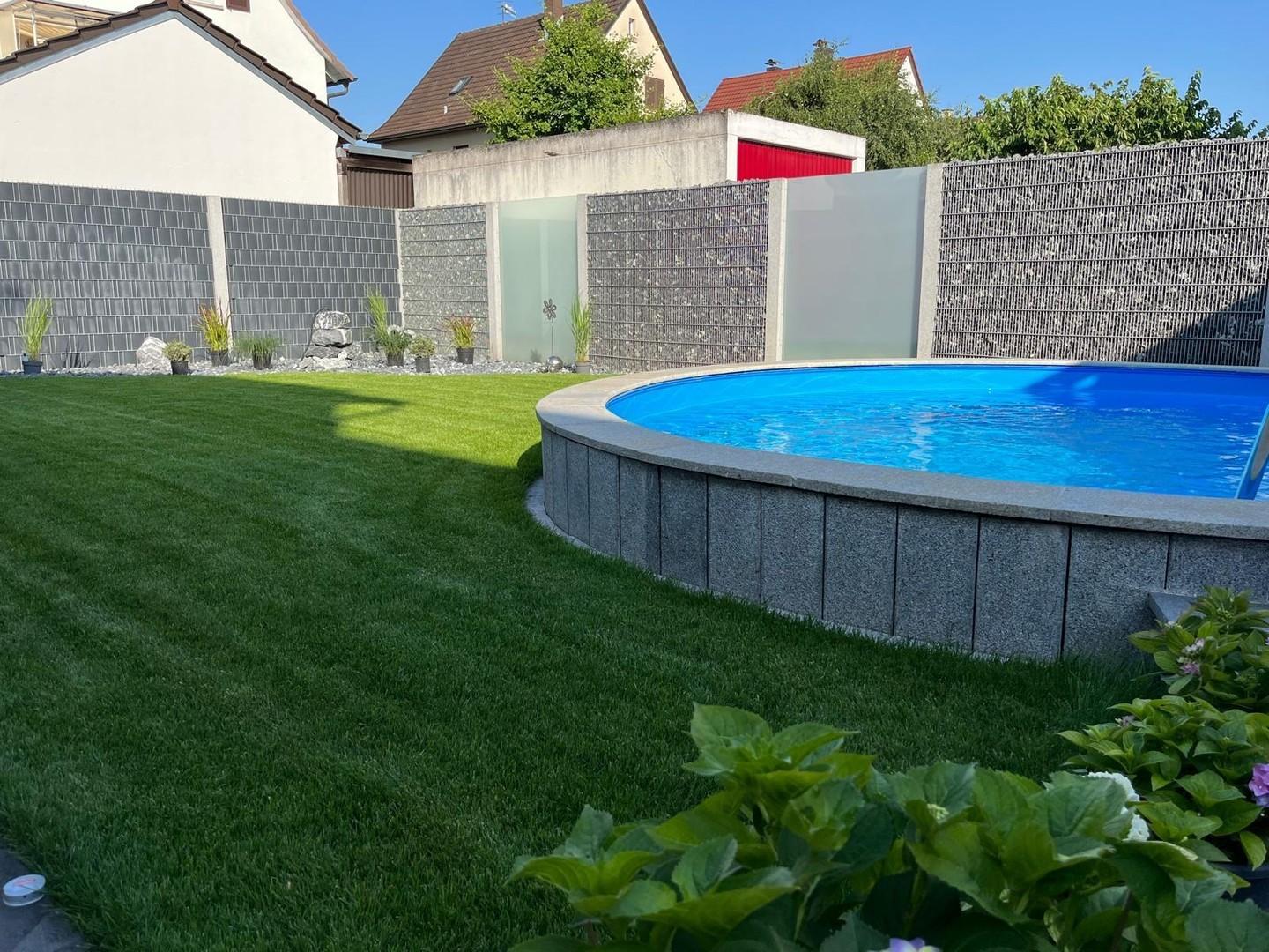 Garten mit Pool.