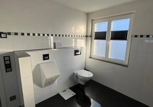 Großes Bad mit WC u. Urinal