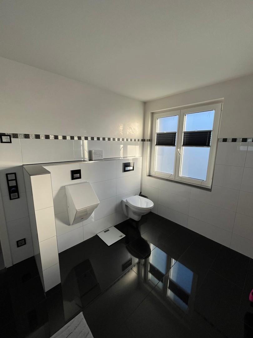 Großes Bad mit WC u. Urinal